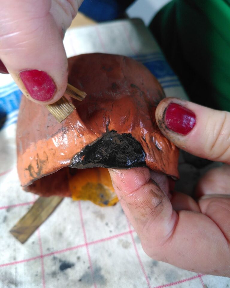 Mains en initiation kintsugi, ponçage du sabi