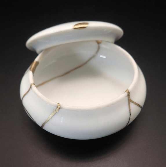 Boite en porcelaine, restauration kintsugi laiton et urushi shiro