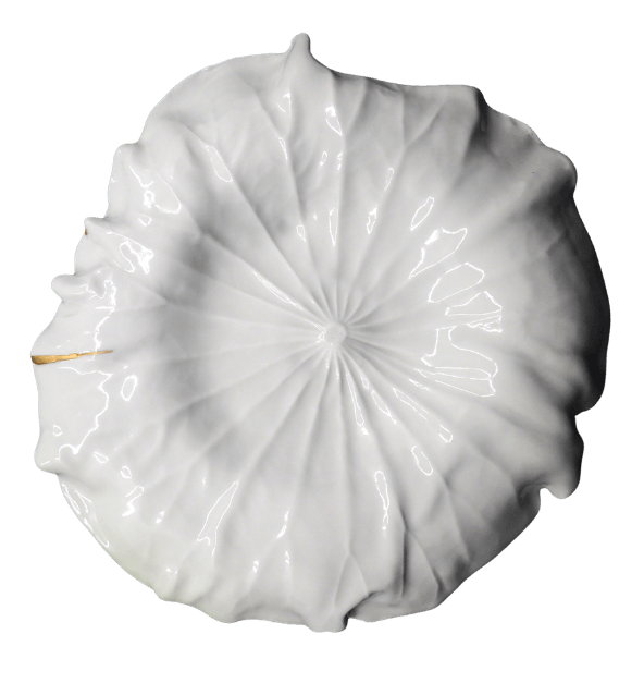 Coupe en porcelaine, forme nénuphar, restauration kintsugi or keshifun